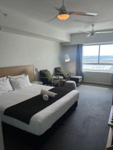 Postelja oz. postelje v sobi nastanitve Pandanas Studio Darwin CBD Water Views