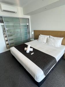 Postelja oz. postelje v sobi nastanitve Pandanas Studio Darwin CBD Water Views