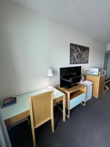 TV a/nebo společenská místnost v ubytování Pandanas Studio Darwin CBD Water Views