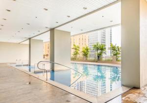 Πισίνα στο ή κοντά στο 8 Adriatico Condo near US Embassy