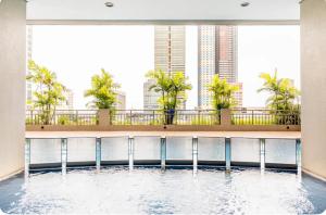 Μπαλκόνι ή βεράντα στο 8 Adriatico Condo near US Embassy