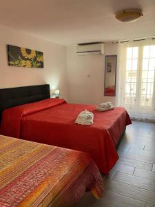 リカータにあるBorgo Levanoのホテルルーム ベッド2台(赤いシーツ付) +44枚の写真