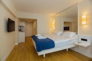 Letto o letti in una camera di Relax and Unwind Premier Sea View Aparthotel in Batumi