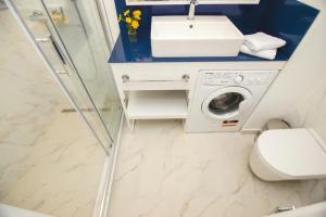 un bagno con lavandino e lavatrice di Relax and Unwind Premier Sea View Aparthotel in Batumi a Batumi Altre 34 foto