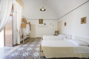 Una habitación de hotel con dos camas y una ventana. en Casale Mba Graziudd, en Monopoli