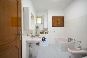 Un baño con lavabo y lavadora. en Casale Mba Graziudd, en Monopoli 12 fotos más