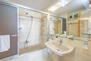 Un baño con lavabo, ducha y bañera. en Penélope, en Villajoyosa 22 fotos más