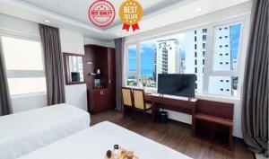 una camera d'albergo con scrivania e computer di Dao Ngoc Hotel Da Nang a Da Nang