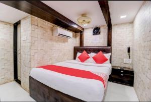 Postel nebo postele na pokoji v ubytování Hotel Qamar