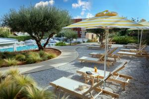 Bazén v ubytování Sundance Apartments & Suites nebo v jeho okolí