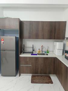 Η κουζίνα ή μικρή κουζίνα στο #Free Netflix 1BR Troika Residensi Kota Bharu By AGhome
