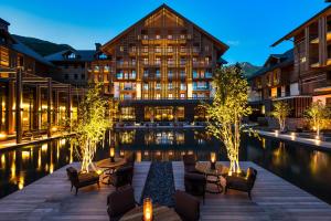 un hotel con piscina frente a un edificio en The Chedi Andermatt, en Andermatt