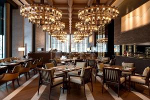 Un restaurante o sitio para comer en The Chedi Andermatt