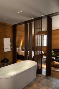 Un baño de The Chedi Andermatt