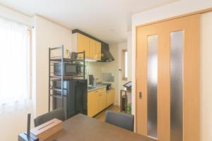 福岡市にあるレトア博多駅南のテーブル付きのキッチン、黄色のキャビネット付きのキッチン