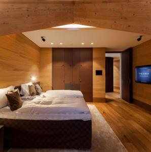 Un pat sau paturi într-o cameră la The Chedi Andermatt