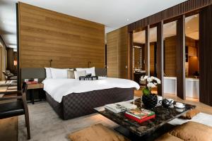 Un pat sau paturi într-o cameră la The Chedi Andermatt