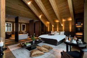 Un pat sau paturi într-o cameră la The Chedi Andermatt
