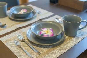 福岡市にあるレトア博多駅南の2つのカップとカラフルなキャンディーが入った皿が置かれたテーブル +27枚の写真