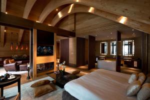 Un pat sau paturi într-o cameră la The Chedi Andermatt