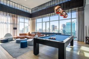 Χώρος καθιστικού στο Rincon Hill 1BR w WD Gym Pool nr Tech HQs SFO-780