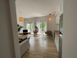 una cucina e un soggiorno con un divano e un tavolo di Namaste beach living a Pefkohori