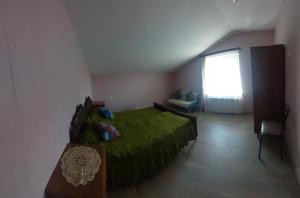 Voodi või voodid majutusasutuse Дом Лили toas