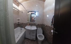 Vannituba majutusasutuses Дом Лили