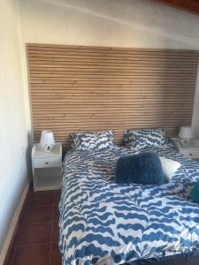 una camera da letto con un letto con testiera in legno di HACIENDA LA MACARENA DE SEVILLA a Cantillana