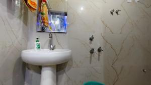 Bany a Hotel Raju Homestay Ayodhya 150 Meters from Shree Ram Janmbhoomi Temple 200 Meters from Ayodhya Dham Railway Station
