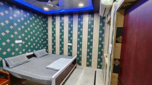 Llit o llits en una habitació de Hotel Raju Homestay Ayodhya 150 Meters from Shree Ram Janmbhoomi Temple 200 Meters from Ayodhya Dham Railway Station