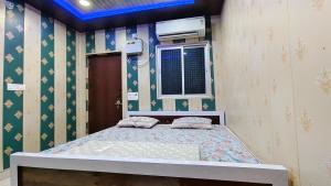 Llit o llits en una habitació de Hotel Raju Homestay Ayodhya 150 Meters from Shree Ram Janmbhoomi Temple 200 Meters from Ayodhya Dham Railway Station