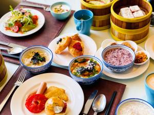 苏州苏州尼盛万丽酒店 - 在金鸡湖苏州中心东方之门区域的摆满盘子和碗的桌子