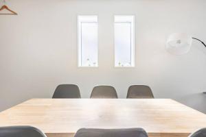 una sala de conferencias con una mesa y sillas de madera en 新井1丁目, en Tokio