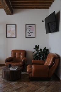 a living room with two chairs and a table at Locanda La Motta in Motta Baluffi