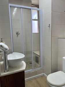 Et badeværelse på Exclusive Stays @ Rea's Oceanic Hotels