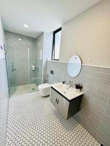 Koupelna v ubytování 24'HR CHECK IN H'FLOOR SARADISE ECHELON KUCHING LUXURY BALCONY CONDO FACING AIRPORT 3R2B-2Cpark