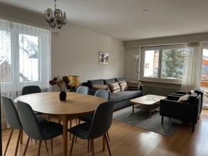 un soggiorno con un divano e un tavolo di Near ski slopes 2 bedrooms apartment with balcony a Saas-Fee