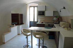 Η κουζίνα ή μικρή κουζίνα στο La Casa Del Corso +44 φωτογραφίες