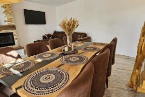 a dining room table with chairs and a tableablish at MaviLand Chalet in Bran