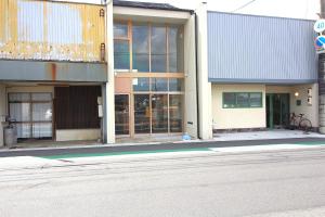 出云市出雲大社16分築90年古民家一棟貸切IZUMO Heritage Kominka的建筑物前的空荡街道