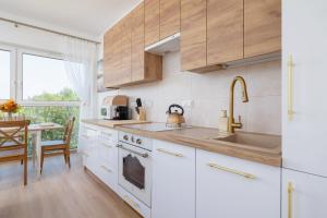 Kuchyň nebo kuchyňský kout v ubytování Beżowy Apartament Przy Parku w Katowicach z Widokiem na Staw i Biurkiem by Noclegi Renters