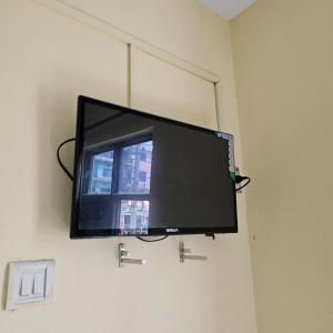TV a/nebo společenská místnost v ubytování Mahendra Hotel