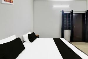 Postel nebo postele na pokoji v ubytování Hotel O Divyata Resorts