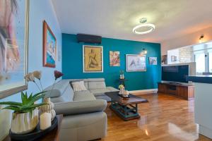 uma sala de estar com um sofá e uma mesa em Apartment Spira Puovica em Trogir