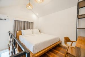 チャングーにあるFourleafの白いベッドと椅子のある寝室
