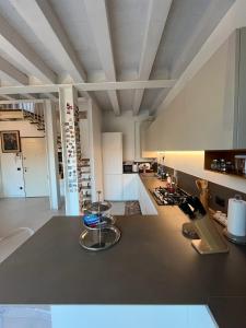 a kitchen with a counter with a stove top oven at Le Vele Del Cigno in Peschiera del Garda