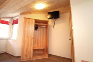TV a/nebo společenská místnost v ubytování Ferienwohnung Königsleiten 2 - Top 1 + 3 fotografie