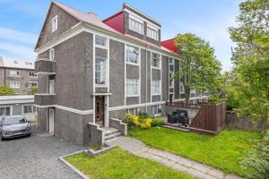 un edificio de apartamentos con un coche aparcado delante de él en Odinn Reykjavik Eiriksgata Apartments, en Reikiavik