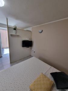 Dormitorio con cama con almohada amarilla en Sunset Apartment Petra, en Zadar
